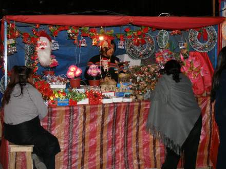 Puesto de venta con adornos navideños
