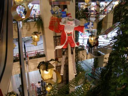 Papa Noel en medio de las escaleras