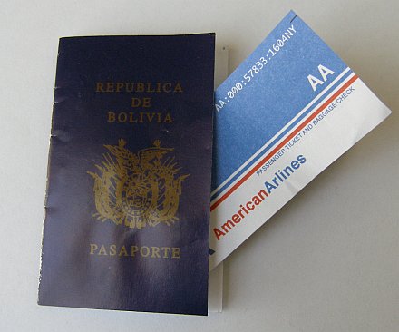 Pasaporte y boleto de avión