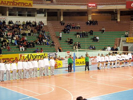 Entrada de los 2 equipos