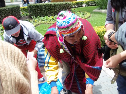 Yatiri bendiciendo en el Prado