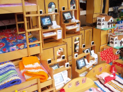 Muebles y computadoras en miniatura