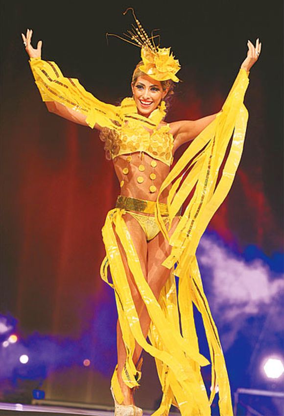 Wendy Vargas traje bolsas plasticas