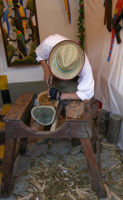 Escultor en pleno trabajo