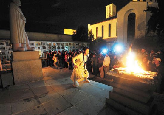 una-noche-en-el-cementerio