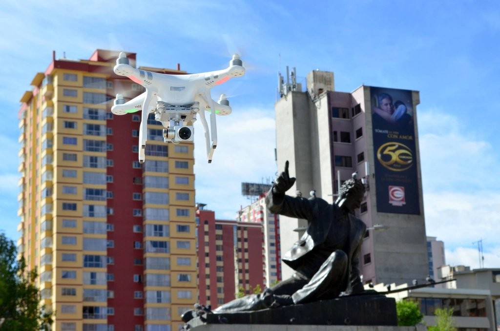 Dron en la Plaza Avaroa