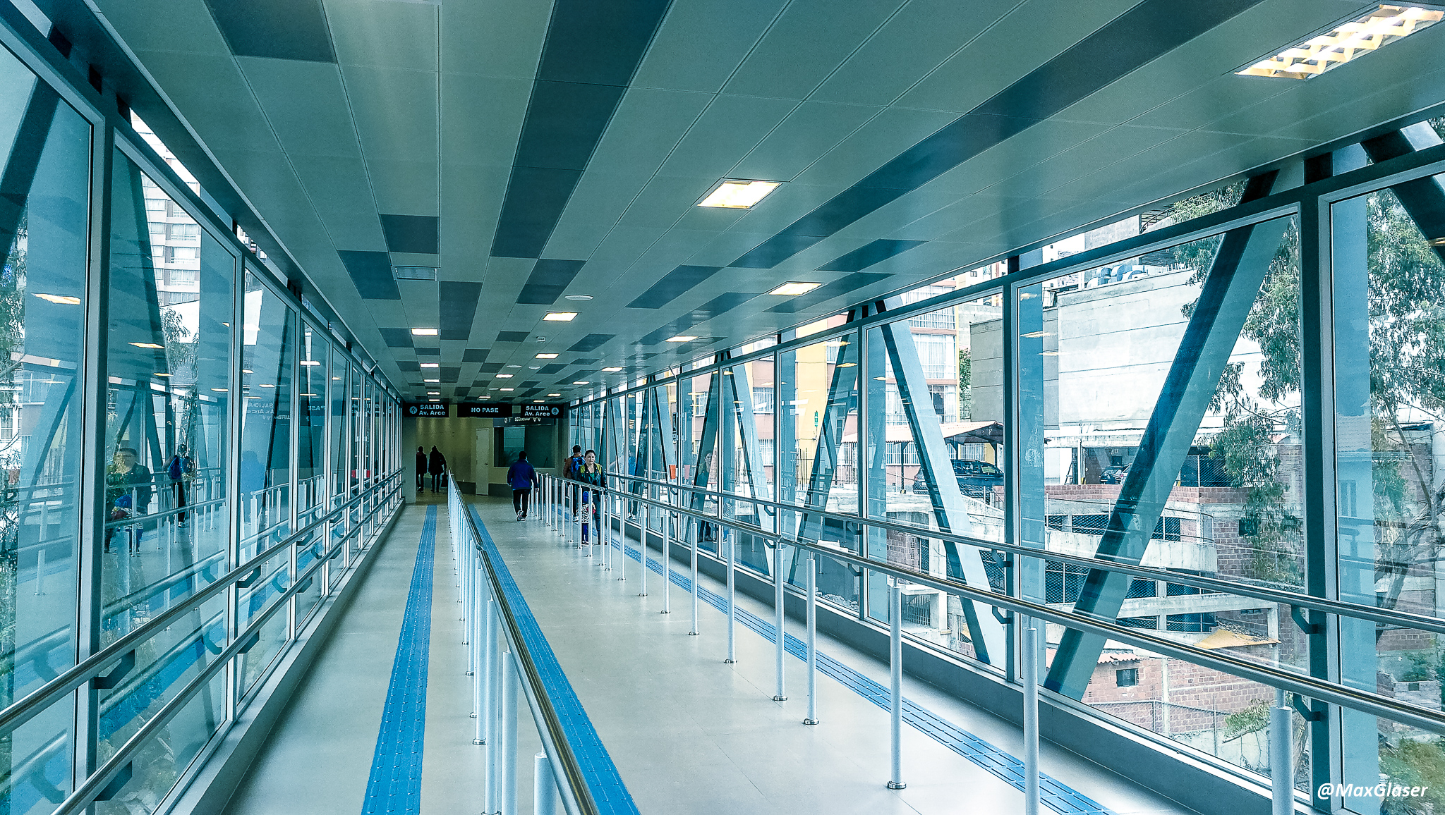 Estación de San Jorge - Pasarela en la Avenida Arce hacia la Linea Celeste