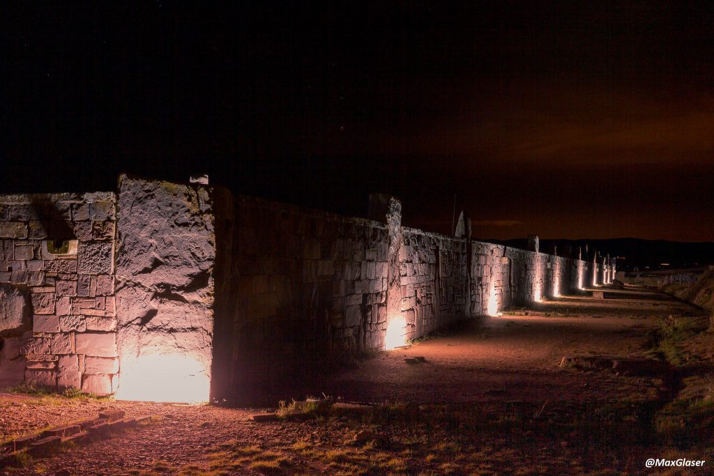 Tiwanaku de Noche -Muros del Templo de Kalasasaya