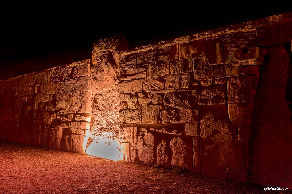 Tiwanaku de Noche - Muros del Templo de Kalasasaya