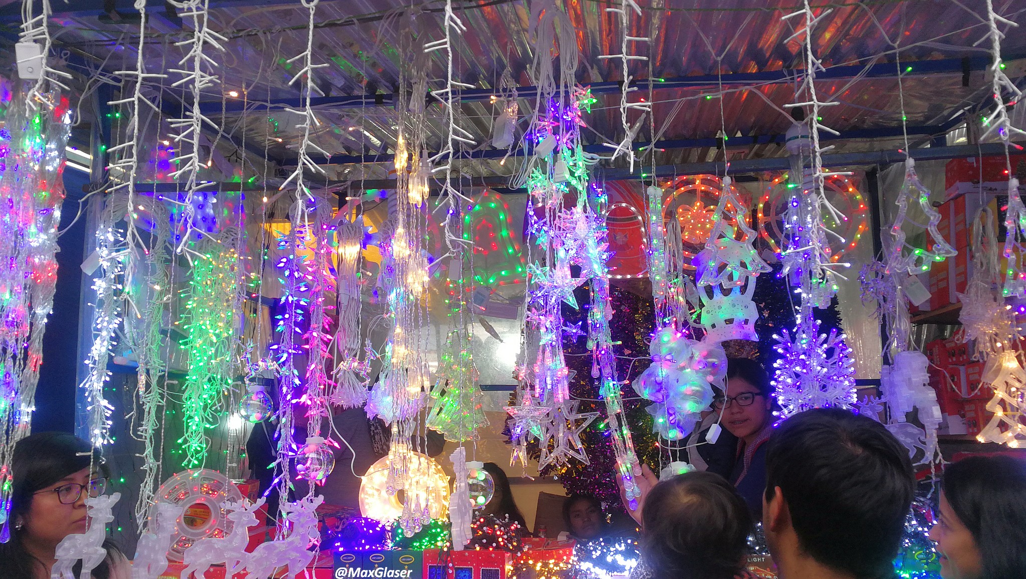 Puesto de luces en la Feria Navideña de La Paz 2019