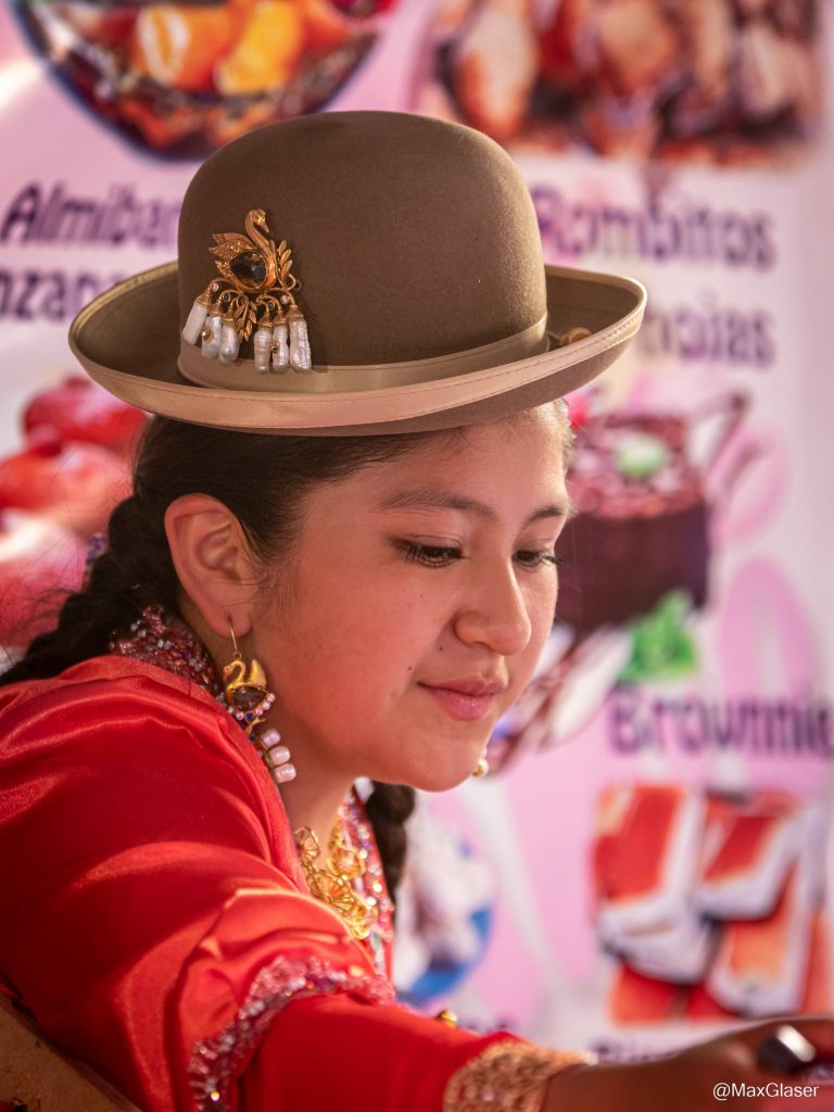 Cholita vendiendo en la Feria de Alasita