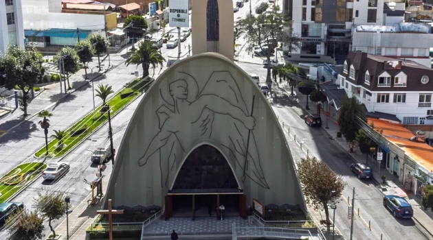 FotografÃa de @MaxGlaser: Iglesia de San Miguel y su plaza desde una vista elevada