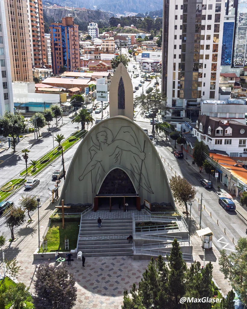 Fotografía de @MaxGlaser: Iglesia de San Miguel y su plaza desde una vista elevada